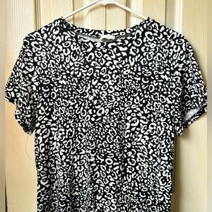 Black leopard T-shirt, super soft
